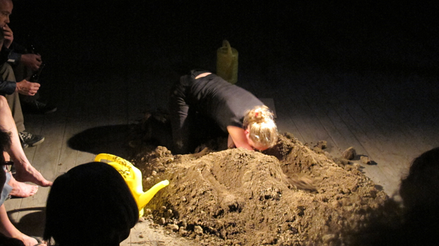 gepraegt II
Performance an der Gruppenausstellung wifart in Bern, 2014Das Publikum wurde eingeladen über eigene Prägungen zu erzählen. Franziska Bieri hat dadurch
inspiriert, einen Haufen Erde bearbeitet. Eine sehr intime und wache Atmosphäre entstand.