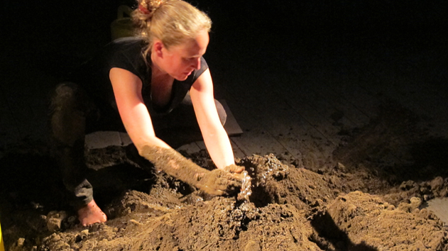 gepraegt II
Performance an der Gruppenausstellung wifart in Bern, 2014Das Publikum wurde eingeladen über eigene Prägungen zu erzählen. Franziska Bieri hat dadurch
inspiriert, einen Haufen Erde bearbeitet. Eine sehr intime und wache Atmosphäre entstand.